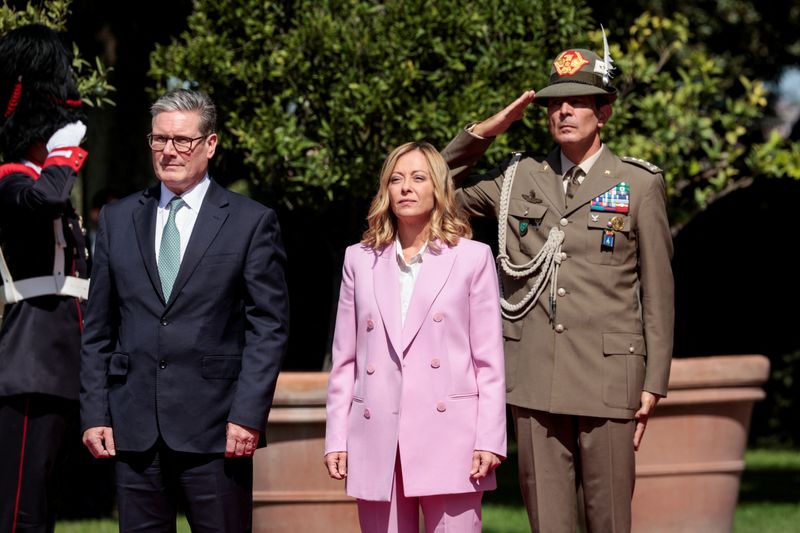 &copy; Reuters. Meloni e Starmer se encontram na Villa Doria Pamphilj, em Roman16/09/2024nREUTERS/Remo Casilli