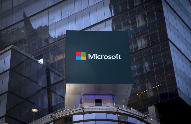 © Reuters. FILE PHOTO: The Microsoft logo is seen on an electronic billboard on an office building in New York City July 28, 2015. REUTERS/Mike Segar/File Photo