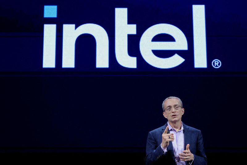 © Reuters. FILE PHOTO: Intel CEO Pat Gelsinger delivers a speech at the COMPUTEX forum in Taipei, Taiwan June 4, 2024. REUTERS/Ann Wang/File Photo