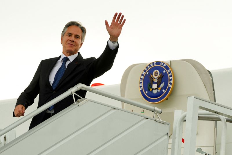 &copy; Reuters. U.S. Secretary of State, Antony Blinken waves as he boards his plane at the Chopin Airport in Warsaw, Poland, Thursday, Sept. 12, 2024. Mark Schiefelbein/Pool via REUTERS/File Photo