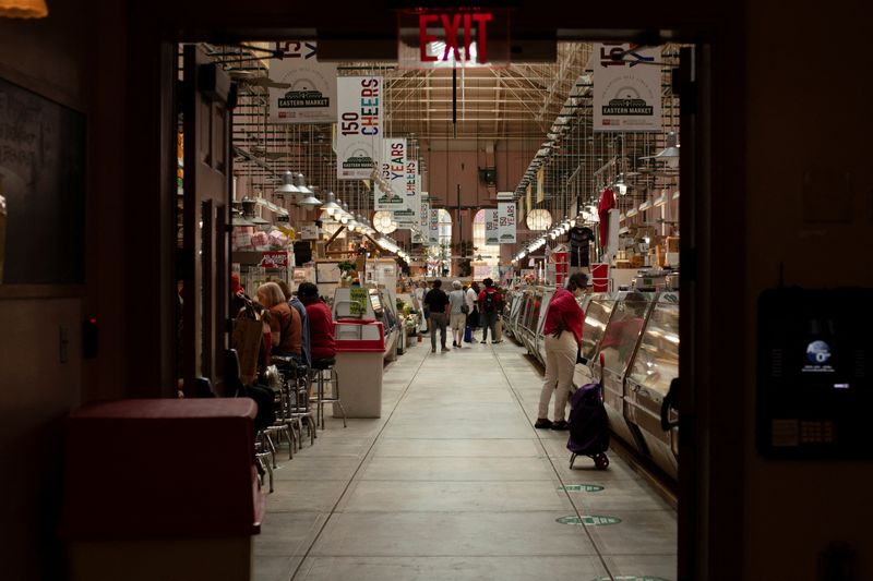 © Reuters. FILE PHOTO: People shop for groceries at Eastern Market in Washington, U.S., August 14, 2024. REUTERS/Kaylee Greenlee Beal/File Photo