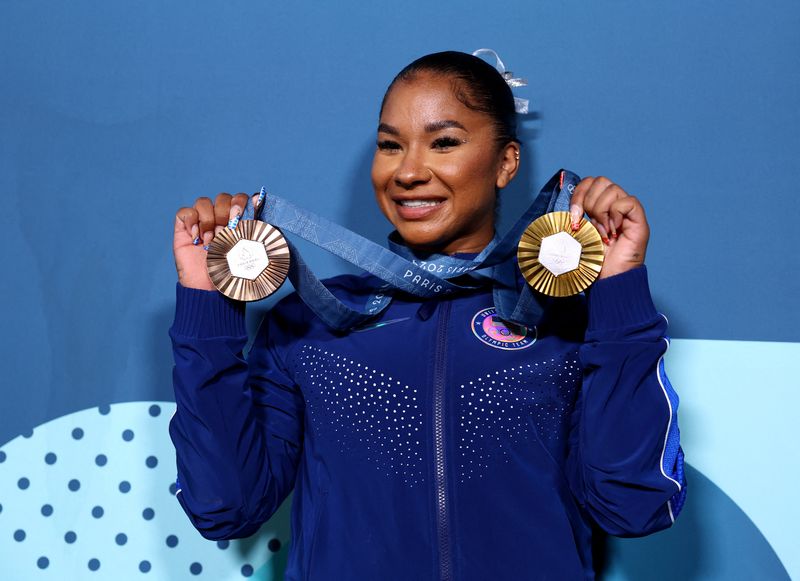 &copy; Reuters. FILE PHOTO: Paris 2024 Olympics - Artistic Gymnastics - Women's Floor Exercise Victory Ceremony - Bercy Arena, Paris, France - August 05, 2024. Jordan Chiles of United States celebrates with her medals. REUTERS/Hannah Mckay/File Photo