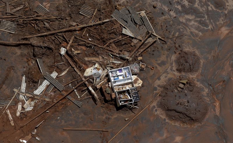 &copy; Reuters. A cupboard is pictured in debris in Bento Rodrigues district, which was covered with mud after a dam owned by Vale SA and BHP Billiton Ltd burst, in Mariana, Brazil, November 10, 2015. REUTERS/Ricardo Moraes/File Photo