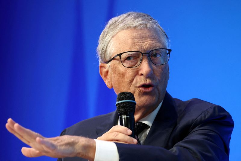 © Reuters. FILE PHOTO: Bill Gates, co-chair of Bill & Melinda Gates Foundation, gestures as he speaks during a summit on climate and growth at the Bercy Finance Ministry in Paris, France, December 5, 2023. REUTERS/Stephanie Lecocq/File Photo