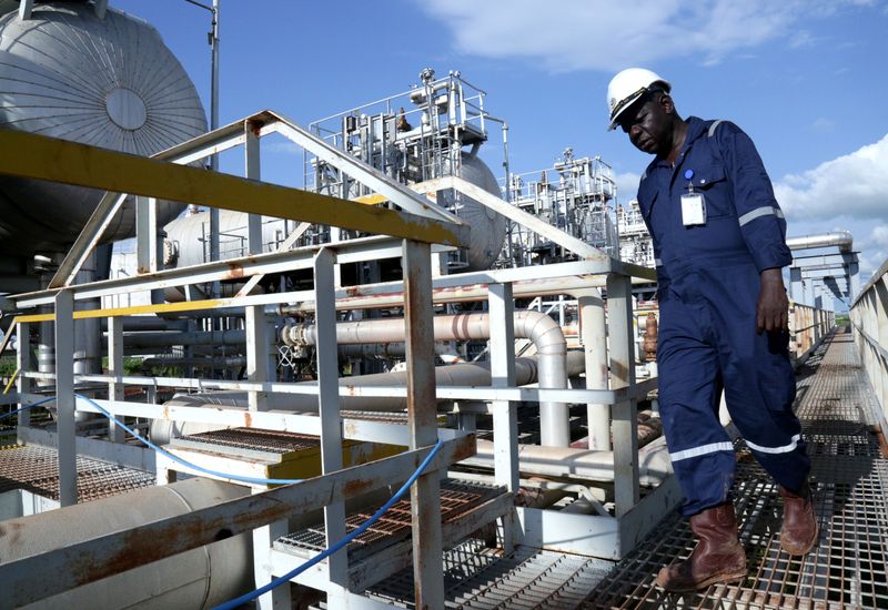 &copy; Reuters. FILE PHOTO: A worker walks by an oil well at the Toma South oil field to Heglig, in Ruweng State, South Sudan August 25, 2018. REUTERS/Jok Solomun/File photo