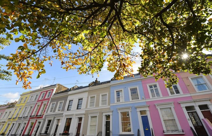 © Reuters. A residential street is seen in Notting Hill in central London. REUTERS/Toby Melville/File Photo