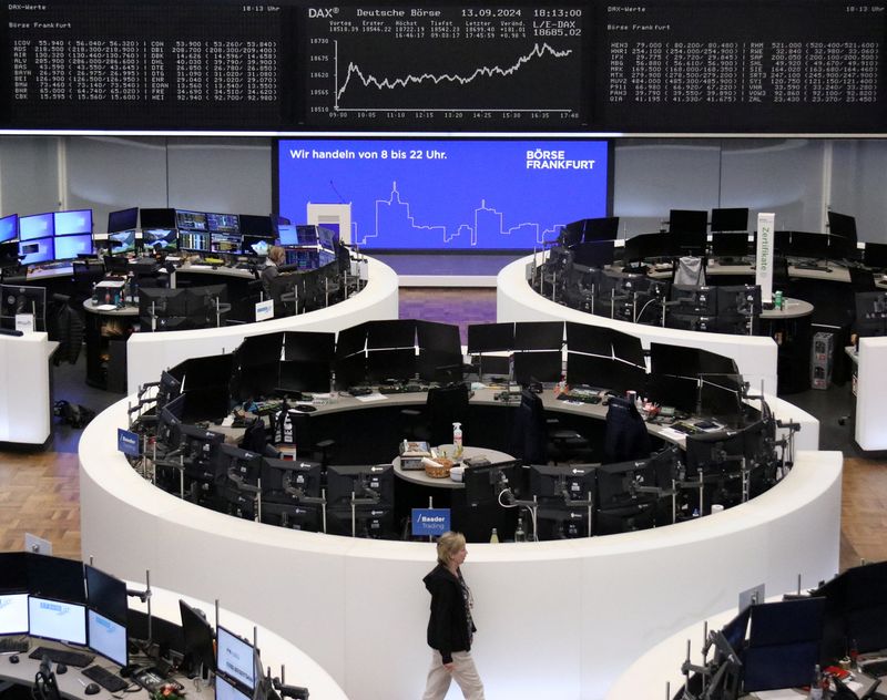 © Reuters. FILE PHOTO: The German share price index DAX graph is pictured at the stock exchange in Frankfurt, Germany, September 13, 2024.   REUTERS/Staff/File Photo