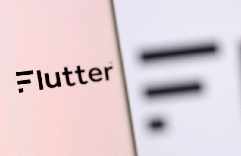 © Reuters. FILE PHOTO: Flutter's logo is pictured on a smartphone in this illustration taken, December 4, 2021. REUTERS/Dado Ruvic/Illustration/File Photo