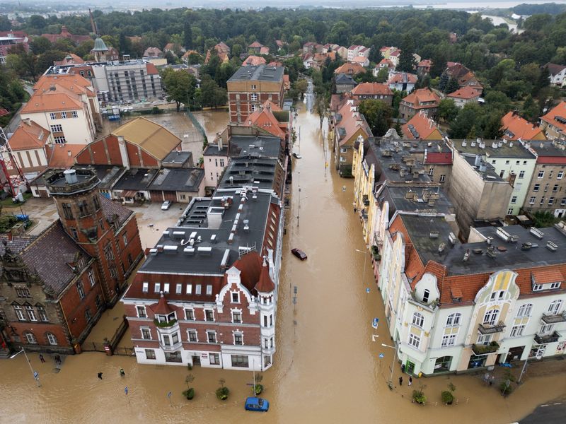 &copy; Reuters. FILE PHOTO: General view taken by drone of a flooded area by Nysa Klodzka river in Nysa, Poland September 16, 2024. REUTERS/Kacper Pempel/File Photo