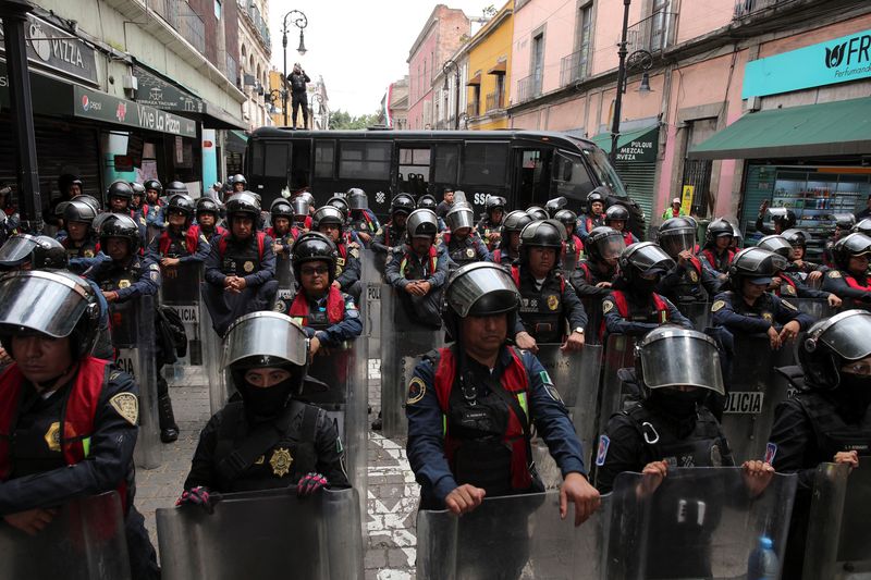 © Reuters. Police officers stand guard along the street near main square Zocalo as demonstrators protest after a highly contested judicial reform proposal was passed in the Senate in Mexico City, Mexico, September 12, 2024. REUTERS/Henry Romero