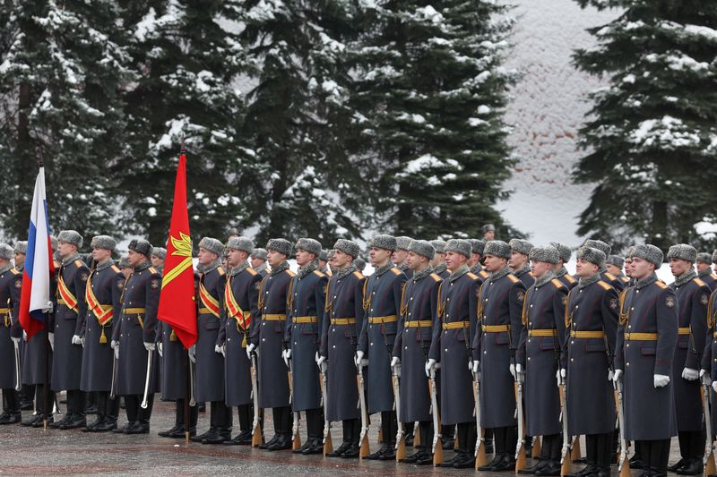 © Reuters. FILE PHOTO: Russian honour guards line up during a wreath laying ceremony marking Defender of the Fatherland Day at the Tomb of the Unknown Soldier by the Kremlin Wall in Moscow, Russia, February 23, 2024. Sputnik/Alexander Kazakov/Pool via REUTERS/File Photo