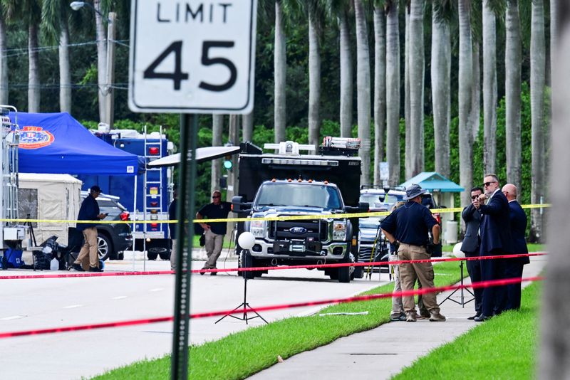 &copy; Reuters. Law enforcement personnel continue to investigate the area around Trump International Golf Club, after an apparent assassination attempt on Republican presidential nominee and former U.S. President Donald Trump, after a gunman was found at the Trump's gol