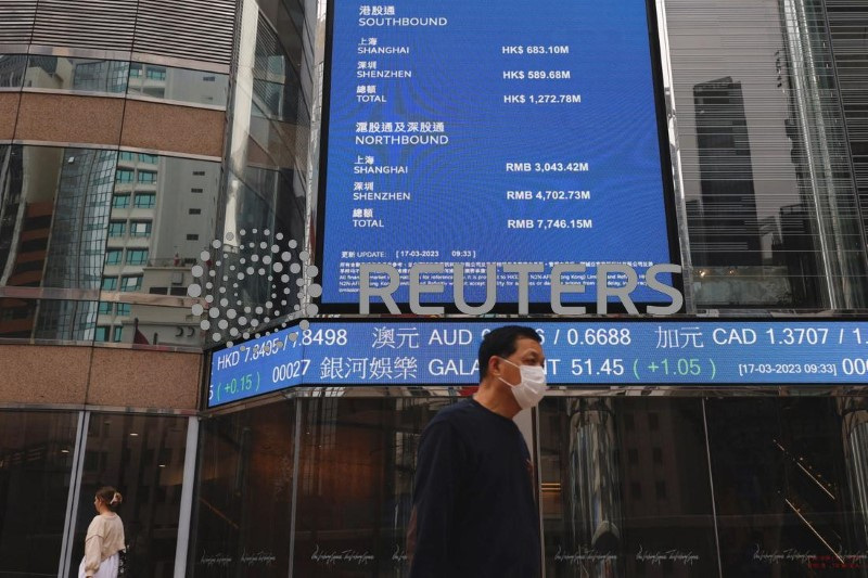 &copy; Reuters. Telão em Hong Kong com cotações acionáriasn17/03/2023. REUTERS/Tyrone Siu