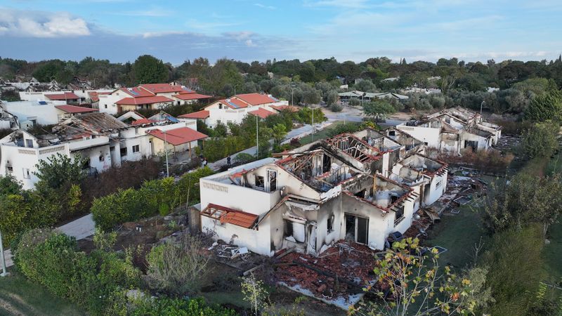 © Reuters. Damaged houses are seen, following the deadly October 7 attack by gunmen from Palestinian militant group Hamas from the Gaza Strip, in Kibbutz Beeri in southern Israel, November 28, 2023. REUTERS/Ilan Rosenberg/File Photo