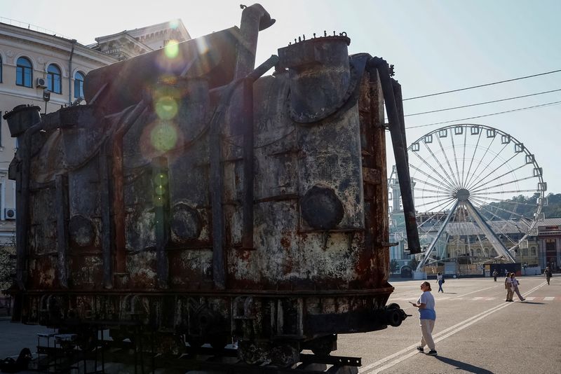 © Reuters. A woman looks at an installation with a power transformer, damaged by a Russian military strike, in the city center, amid Russia's attack on Ukraine, in Kyiv, Ukraine, September 17, 2024. REUTERS/Alina Smutko