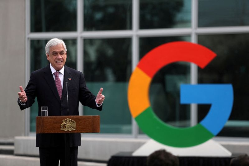 © Reuters. FILE PHOTO: Chile's President Sebastian Pinera delivers a speech near a Google logo during the announcement of the plans for their data centre expansion in Santiago, Chile, September 12, 2018. REUTERS/Ivan Alvarado/File Photo