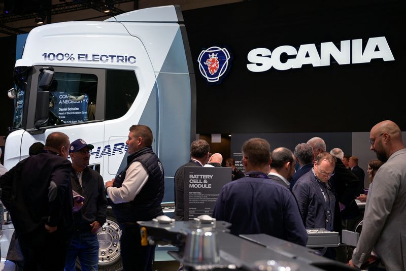 © Reuters. Visitors gather around an electric Scania truck by the Swedish carmaker at the IAA truck show in Hanover, Germany, September 17, 2024. REUTERS/Fabian Bimmer