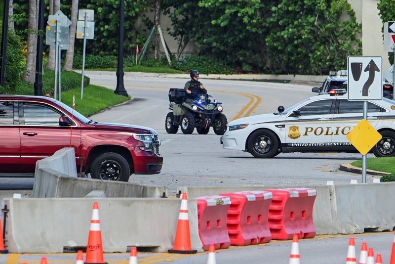 &copy; Reuters. A law enforcement officer guards the surroundings of Mar-A-Lago, where the residence of Republican presidential nominee and former U.S. President Donald Trump is, after an apparent assassination attempt on him at his Florida golf course, in Palm Beach, Fl