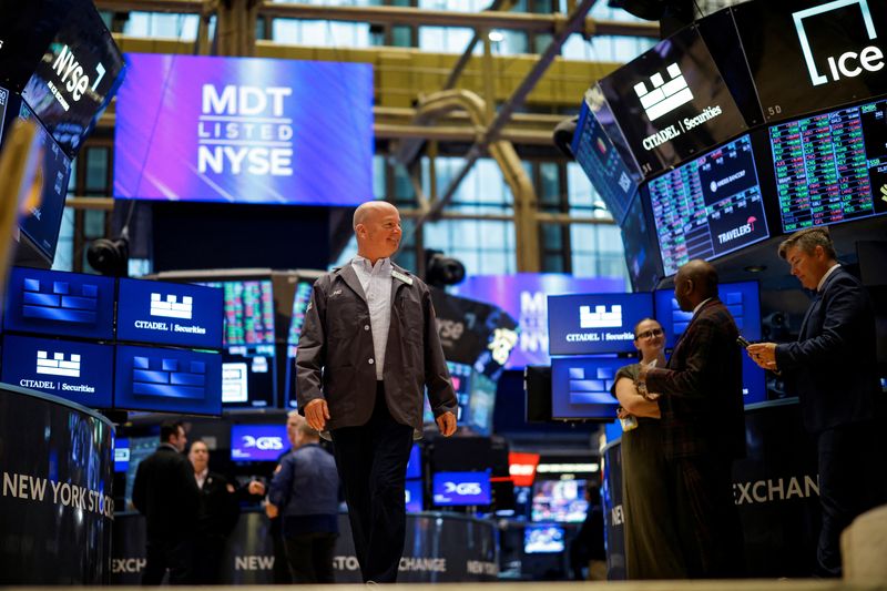 &copy; Reuters. FILE PHOTO: Traders work on the floor at the New York Stock Exchange (NYSE) in New York City, U.S., September 9, 2024.  REUTERS/Brendan McDermid/File Photo