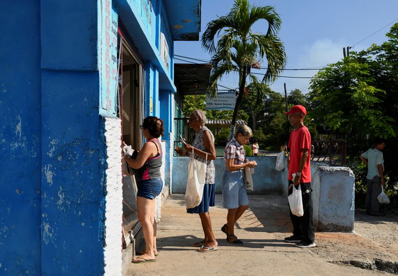 © Reuters. People stand in line outside a bakery as Cuba's government announced it had run short of wheat flour and was therefore slashing the weight of its subsidized ration of daily bread by one-quarter, in Havana, Cuba September 15, 2024. REUTERS/Norlys Perez