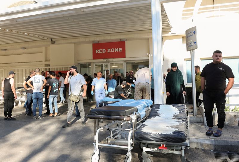 © Reuters. People gather outside a hospital, as hundreds of members of the Lebanese armed group Hezbollah, including fighters and medics, were seriously wounded on Tuesday when the pagers they use to communicate exploded, according to a security source, in Beirut, Lebanon September 17, 2024. REUTERS/Mohamed Azakir