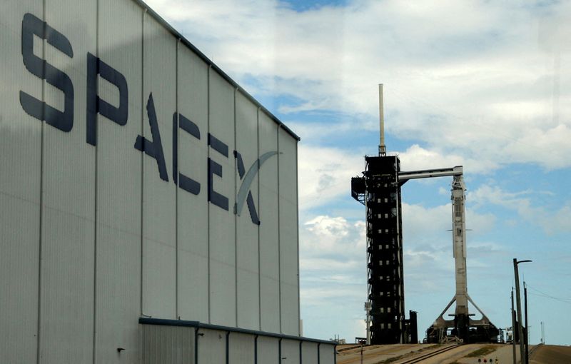 © Reuters. FILE PHOTO: A SpaceX Falcon 9 rocket is readied for the launch of Polaris Dawn, a private human spaceflight mission, at the Kennedy Space Center in Cape Canaveral, Florida, U.S., August 26, 2024. REUTERS/Joe Skipper/File Photo