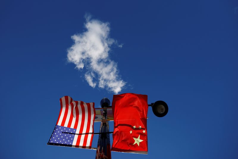 © Reuters. FILE PHOTO: The flags of the United States and China fly from a lamppost in the Chinatown neighborhood of Boston, Massachusetts, U.S., November 1, 2021.   REUTERS/Brian Snyder/File Photo