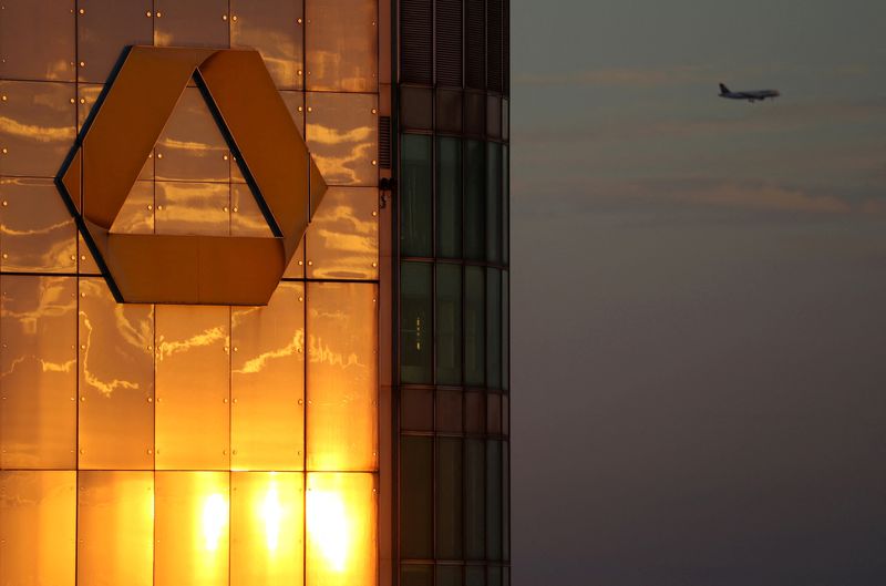 &copy; Reuters. Il logo della tedesca Commerzbank sull'edificio della sua sede centrale a Francoforte, Germania, 29 settembre 2016. REUTERS/Kai Pfaffenbach/File