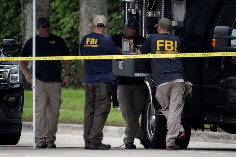 © Reuters. FBI officers work on the perimeter of Trump International Golf Club, following an apparent assassination attempt on Republican presidential nominee and former U.S. President Donald Trump, after a gunman was found at the Trump's golf course, in West Palm Beach, Florida, U.S. September 17, 2024.  REUTERS/Marco Bello