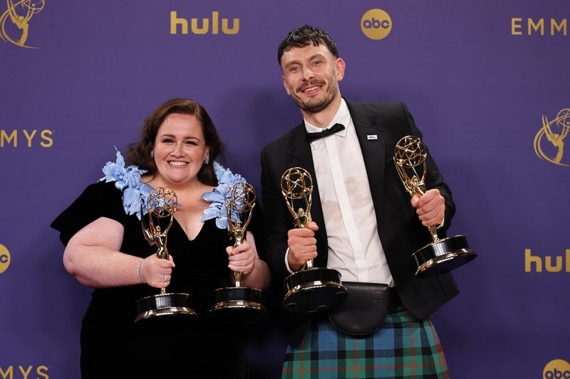 &copy; Reuters. Jessica Gunning e Richard Gadd posam para fotos na premiação do Emmyn15/09/2024nREUTERS/Mike Blake