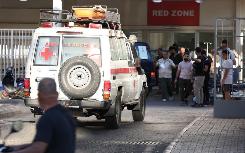 © Reuters. Ambulância em hospital, em Beirute, Líbano
17/09/2024
REUTERS/Mohamed Azakir