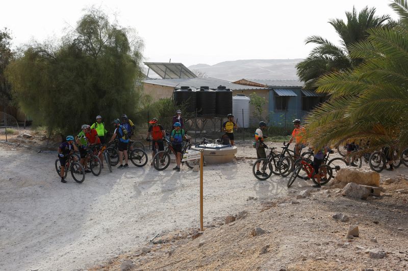 &copy; Reuters. A group of settlers cycle near a school that was attacked by Israeli settlers near Jericho, in the Israeli-occupied West Bank, September 17, 2024. REUTERS/Mohammed Torokman