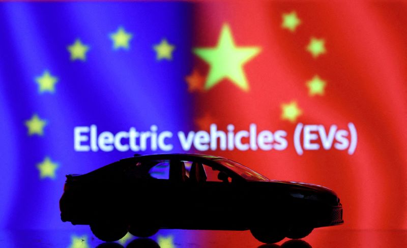 &copy; Reuters. Ilustração de carro com identificação de "veículos elétricos" e bandeiras da União Europeia e da Chinan26/09/2023nREUTERS/Dado Ruvic/Ilustração