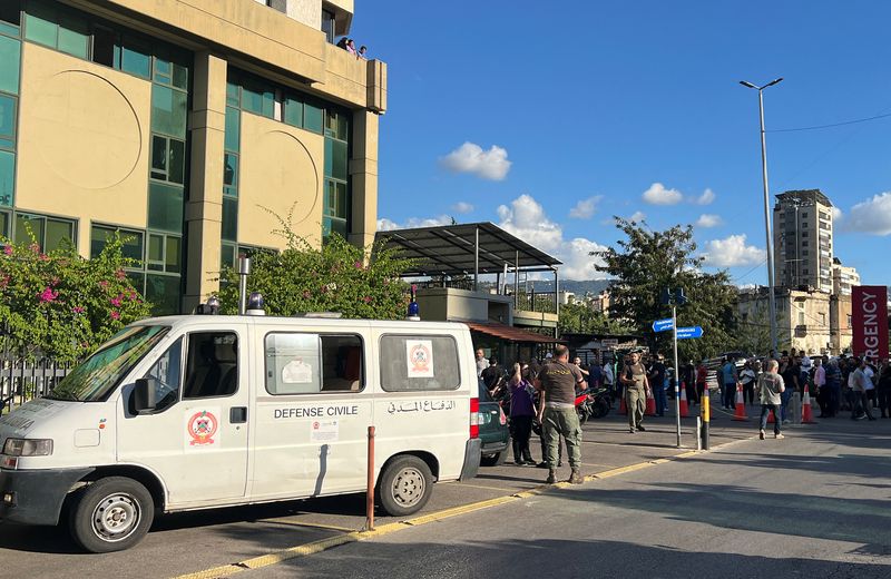 &copy; Reuters. People gather outside Mount Lebanon hospital as more than 1,000 people, including Hezbollah fighters and medics, were wounded on Tuesday when the pagers they use to communicate exploded across Lebanon, according to a security source, in Hazmieh, Lebanon S