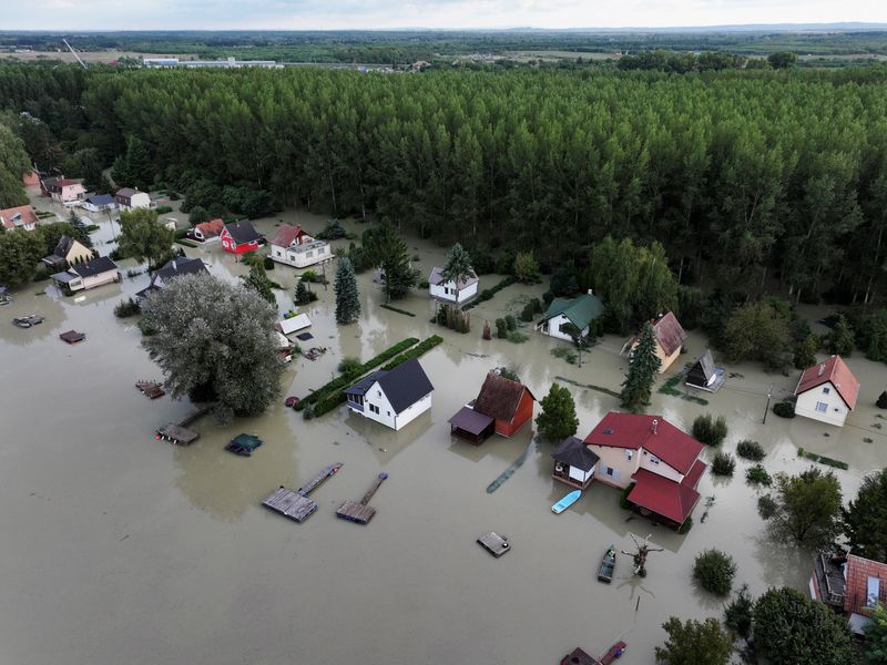 © Reuters. A drone view shows flooded houses in Venek, Hungary, September 17, 2024. REUTERS/Fedja Grulovic