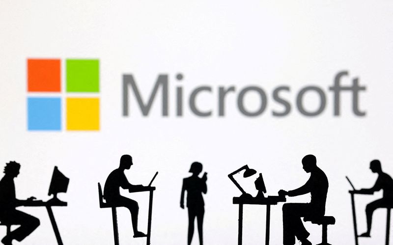 © Reuters. FILE PHOTO: Figurines with computers and smartphones are seen in front of Microsoft Corporation logo in this illustration taken, February 19, 2024. REUTERS/Dado Ruvic/Illustration/File Photo