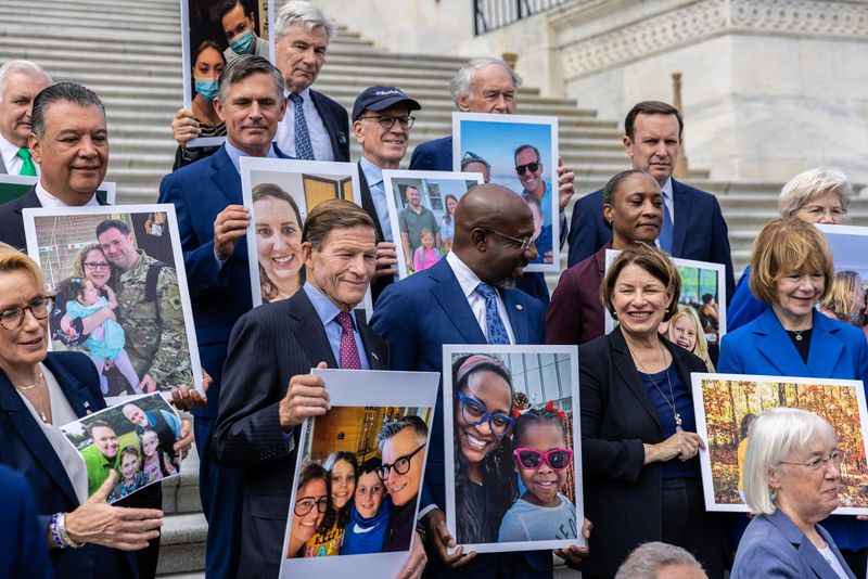 © Reuters. Senate Democrats hold up photographs of families who have conceived children through IVF, ahead of a Senate vote on the 'Right to IVF' bill, introduced by U.S. Senator Tammy Duckworth (D-IL), on Capitol Hill in Washington, U.S., September 17, 2024. REUTERS/Anna Rose Layden