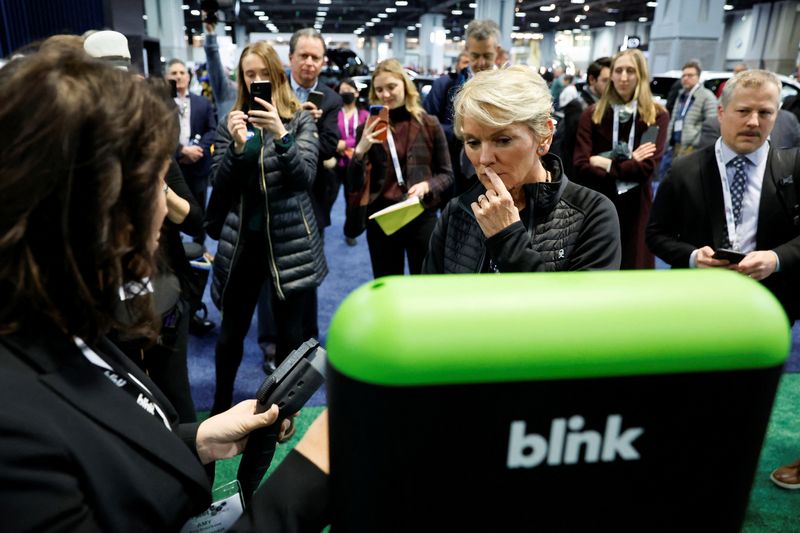 © Reuters. FILE PHOTO: U.S. Energy Secretary Jennifer Granholm views a Blink charging station during a visit to the Washington Auto Show in Washington, U.S., January 25, 2023. REUTERS/Jonathan Ernst/File Photo