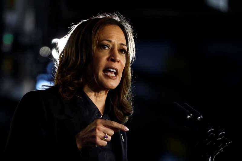 © Reuters. FILE PHOTO: Democratic presidential nominee and U.S. Vice President Kamala Harris gestures as she speaks during a campaign event in Wilkes-Barre, Pennsylvania, U.S., September 13, 2024. REUTERS/Evelyn Hockstein/File Photo