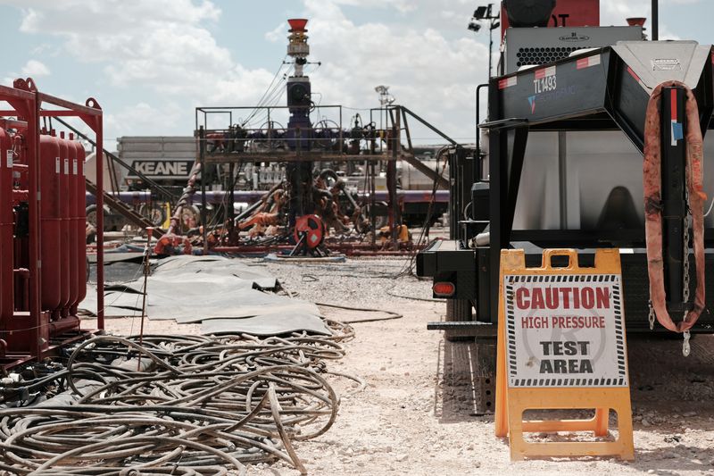 © Reuters. FILE PHOTO: Fracking site near Midland, Texas, U.S. August 22, 2019. Picture taken August 22, 2019. REUTERS/Jessica Lutz/File Photo