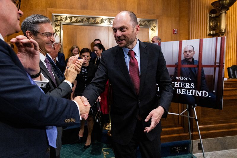 &copy; Reuters. Russian dissident and recently released prisoner Vladimir Kara-Murza greets U.S. senators during an event to advocate for the return of political prisoners held in Russia, on Capitol Hill in Washington, U.S., September 17, 2024. REUTERS/Anna Rose Layden