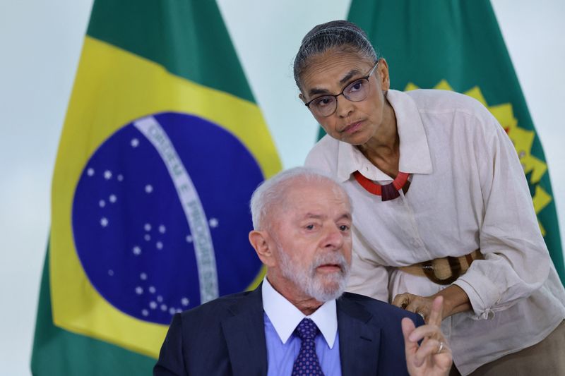 &copy; Reuters. Presidente Luiz Inácio Lula da Silva ao lado da ministra Marina Silva durante reunião em Brasílian17/09/2024nREUTERS/Ueslei Marcelino