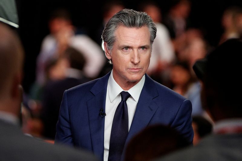 &copy; Reuters. FILE PHOTO: California Governor Gavin Newsom (D) reacts as he speaks to the members of the press on the day of the first presidential debate hosted by CNN in Atlanta, Georgia, U.S., June 27, 2024. REUTERS/Marco Bello/File Photo