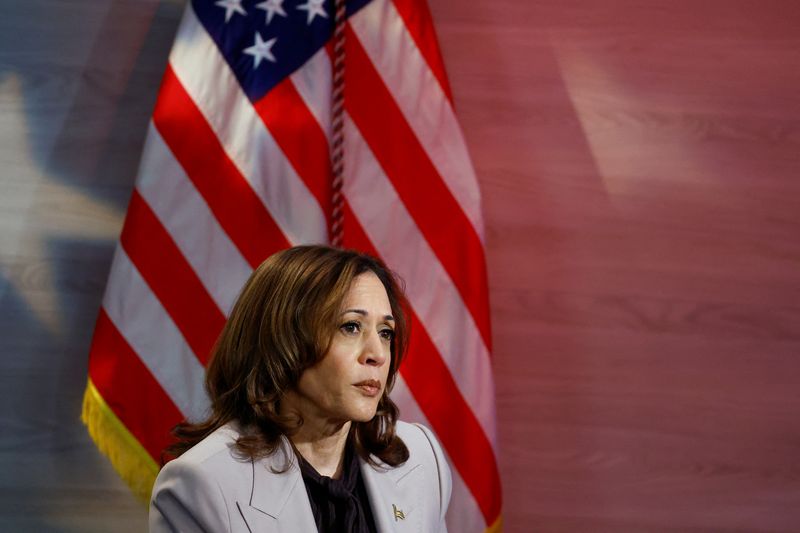 &copy; Reuters. FILE PHOTO: Democratic presidential nominee and U.S. Vice President Kamala Harris addresses members of the National Association of Black Journalists (NABJ) in Philadelphia, Pennsylvania, U.S., September 17, 2024. REUTERS/Piroschka van de Wouw/File Photo