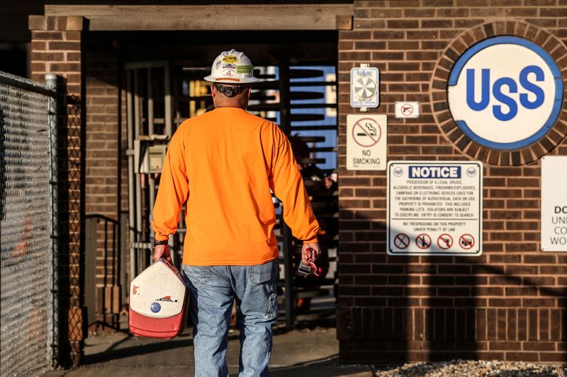 &copy; Reuters. FILE PHOTO: A steel worker returns to U.S. Steel Granite City Works in Granite City, Illinois, U.S., May 24, 2018. REUTERS/Lawrence Bryant/File Photo