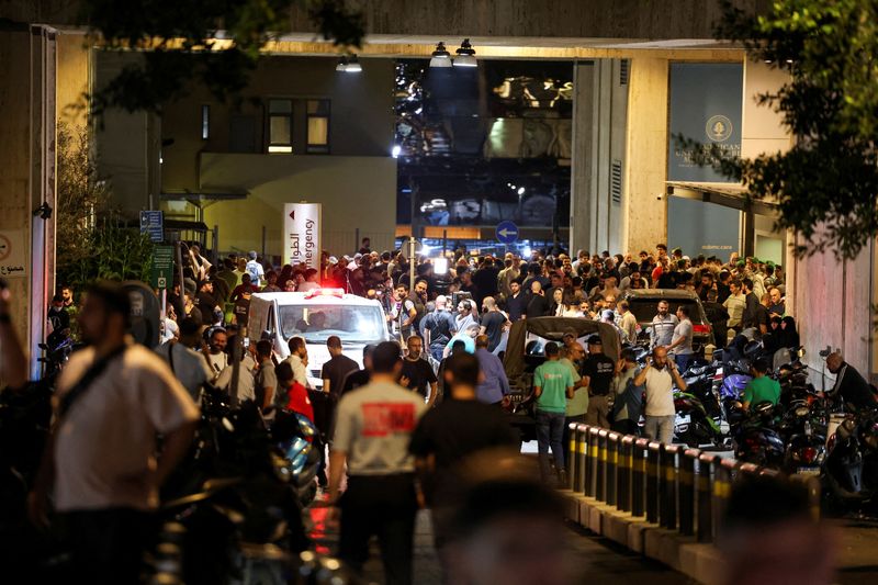 © Reuters. People gather outside American University of Beirut Medical Center (AUBMC) as more than 1,000 people, including Hezbollah fighters and medics, were wounded when the pagers they use to communicate exploded across Lebanon, according to a security source, in Beirut, Lebanon September 17, 2024. REUTERS/Mohamed Azakir     