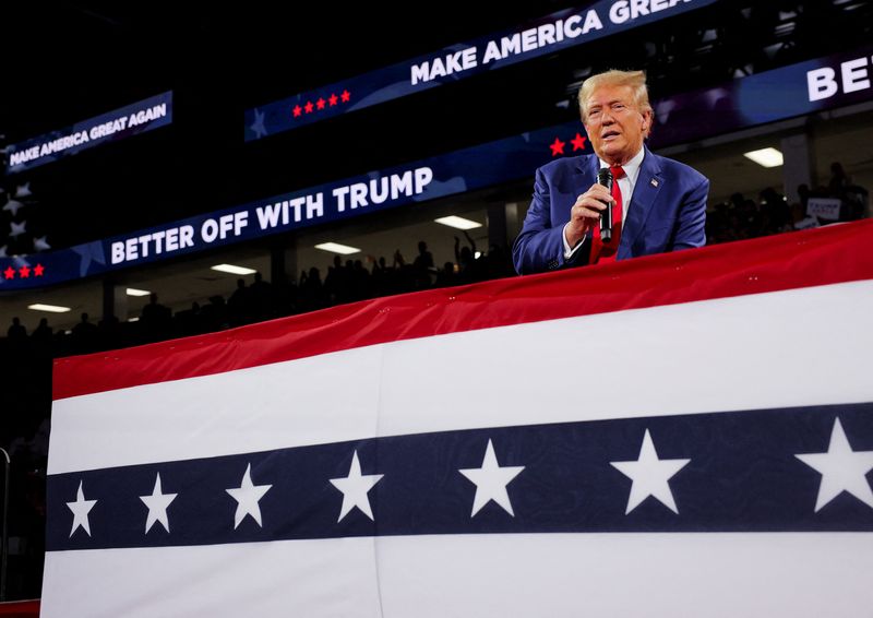 &copy; Reuters. Republican presidential nominee and former U.S. President Donald Trump speaks during a campaign town hall meeting, moderated by Arkansas Governor Sarah Huckabee Sanders, in Flint, Michigan, U.S., September 17, 2024.  REUTERS/Brian Snyder