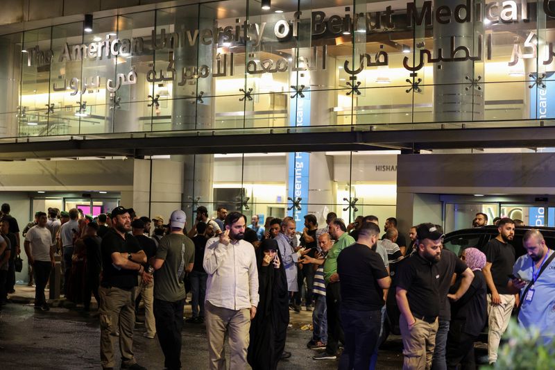 © Reuters. People gather outside American University of Beirut Medical Center (AUBMC) as people, including Hezbollah fighters and medics, were wounded when the pagers they use to communicate exploded across Lebanon, according to a security source, in Beirut, Lebanon September 17, 2024. REUTERS/Mohamed Azakir