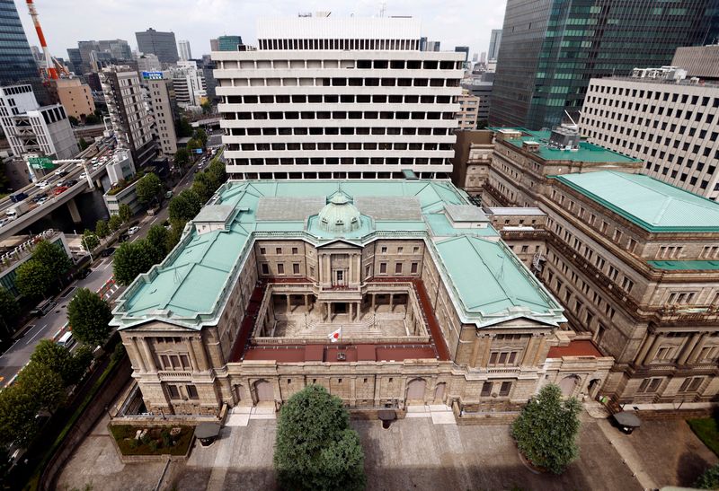 © Reuters. FILE PHOTO: Japanese national flag is hoisted atop the headquarters of Bank of Japan in Tokyo, Japan September 20, 2023.  REUTERS/Issei Kato/File Photo