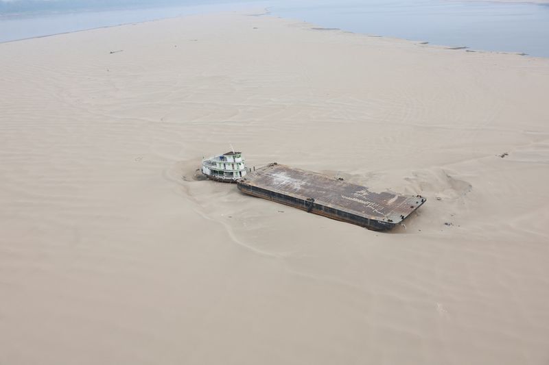 © Reuters. A Hopper barge is seen stranded on a sandbank at the Solimoes River, one of the largest tributaries of the Amazon River, during a Greenpeace flyover to inspect what the National Center for Monitoring and Early Warning of Natural Disasters (Cemaden) says is the most intense and widespread drought Brazil has experienced since records began in 1950, near Tefe, Amazonas state, Brazil September 17, 2024. REUTERS/Jorge Silva